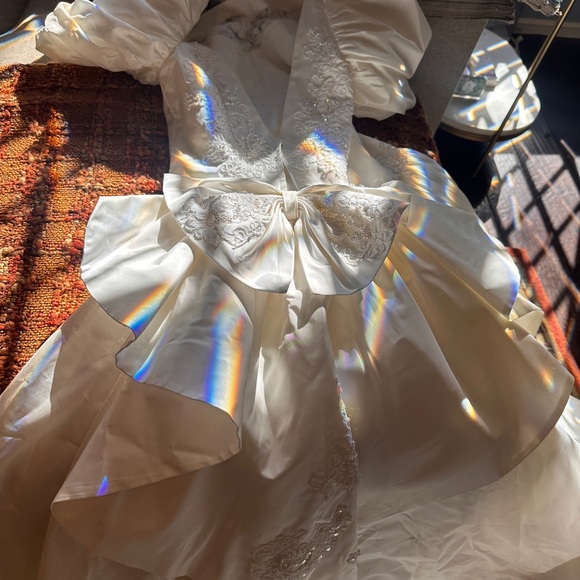 Vintage wedding dress with long train - Picture 11 of 11